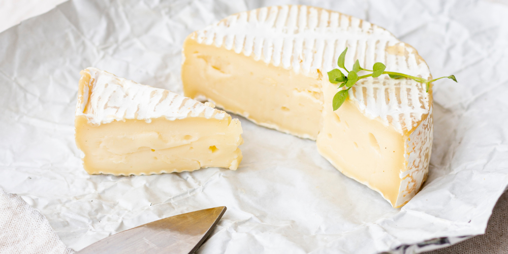 Phô mai brie là gì? Tất tần tật về đặc điểm, hương vị và cách ăn