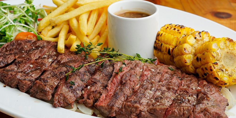 Bò bít tết ăn với gì ngon? Gợi ý 9 món ăn kèm chuẩn vị Âu