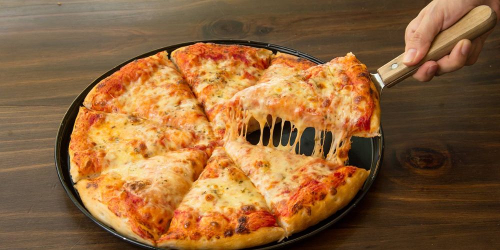 Cách làm bánh Pizza bằng chảo tại nhà  ai cũng làm được