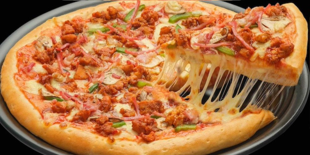 Pizza gà BBQ với sự kết hợp hoàn hảo giữa bánh nướng giòn xốp và và sự hoà quyện đậm đà của xốt BBQ