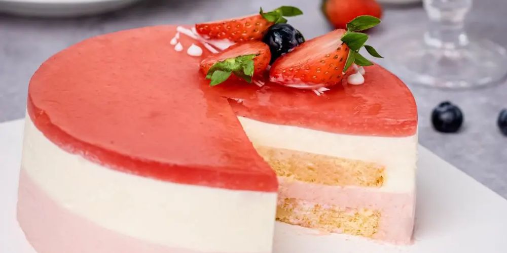 Mousse dâu tây mịn màng với sắc đỏ tự nhiên