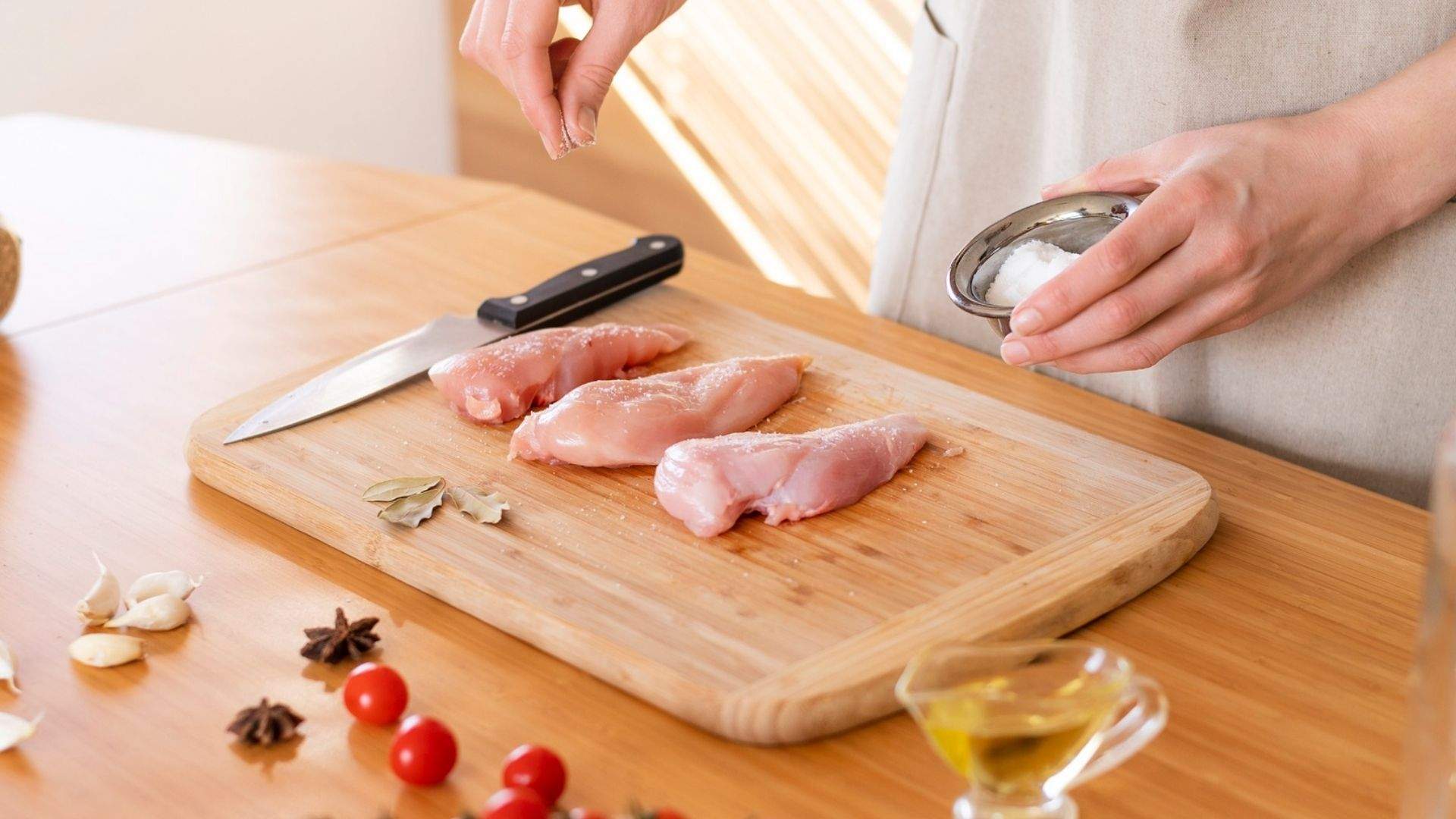 Ướp ức gà trước khi chiên để phần thịt đậm đà và giữ được độ mềm, hạn chế bị khô.