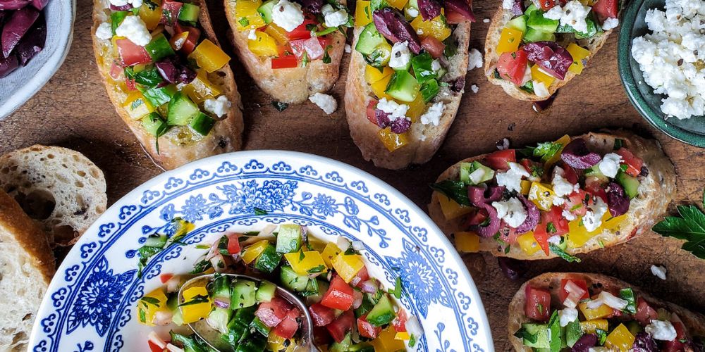 Bruschetta ăn kèm với salad tươi ngon