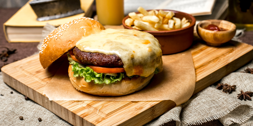 Burger phô mai Cheddar là món ăn kinh điển của ẩm thực Mỹ