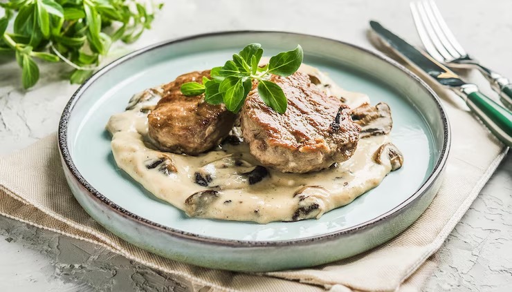 Bò bít tết xốt nấm tươi