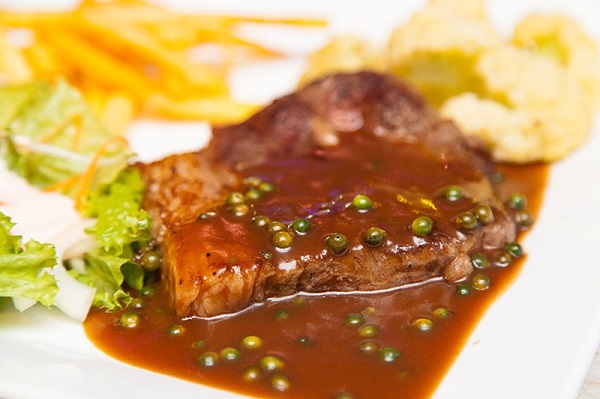 Bò bít tết xốt tiêu xanh