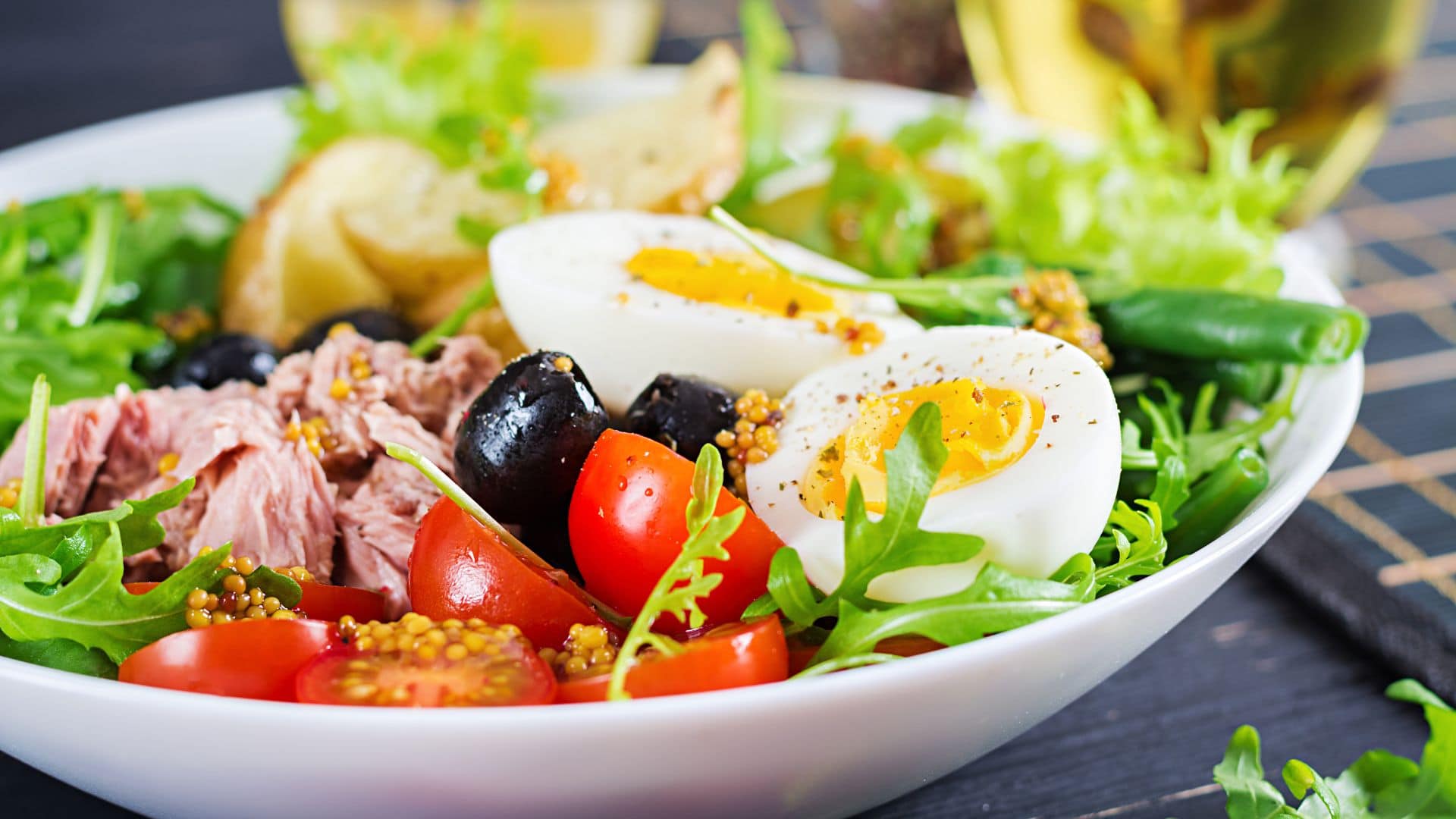 Mayonnaise kết hợp cùng nước cốt chanh hoặc sữa chua giúp salad có vị béo nhẹ và dễ ăn hơn.