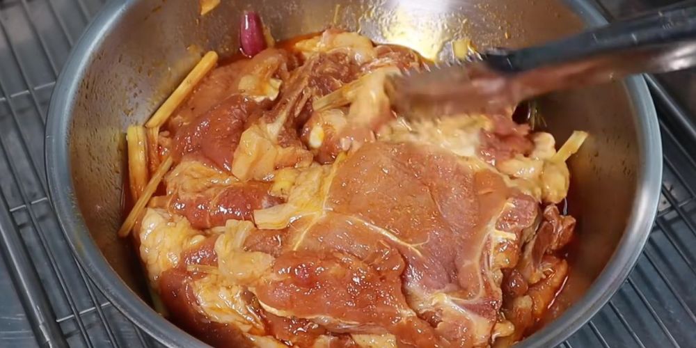 Ướp thịt cùng gia vị cho thấm đều