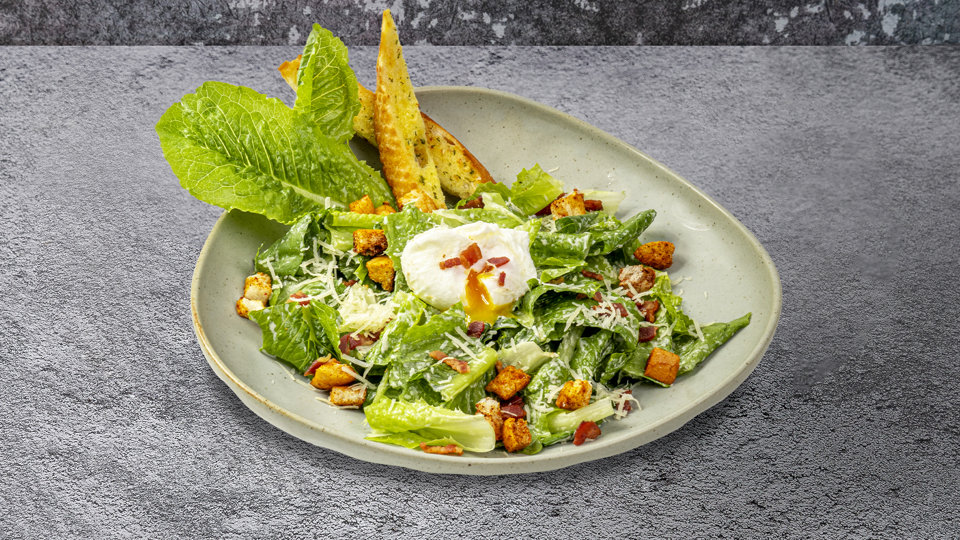 Salad Caesar với xà lách thái nhỏ, bánh mì nướng, thịt ba chỉ xông khói