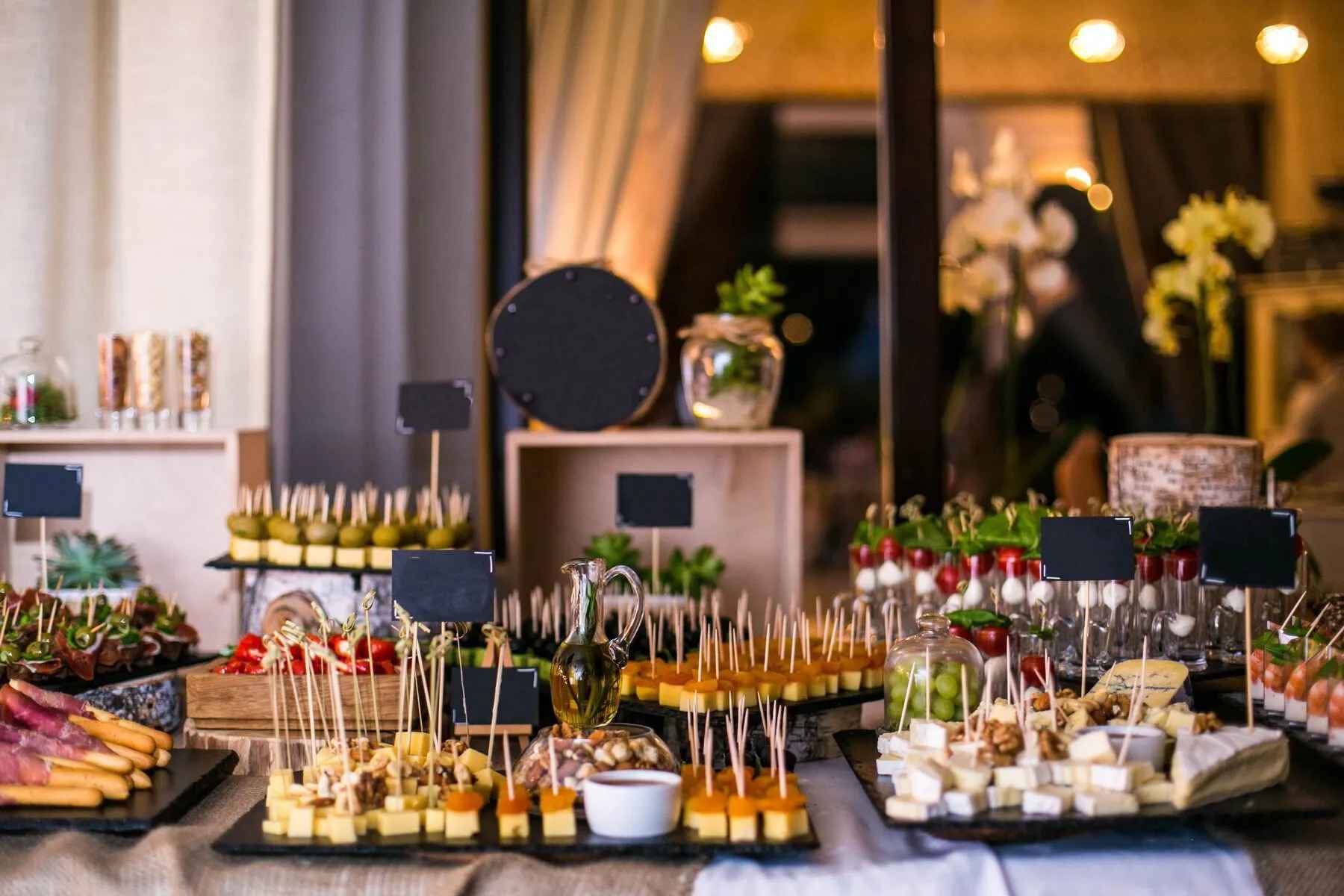 Canape thường được trình bày phù hợp với phong cách của sự kiện