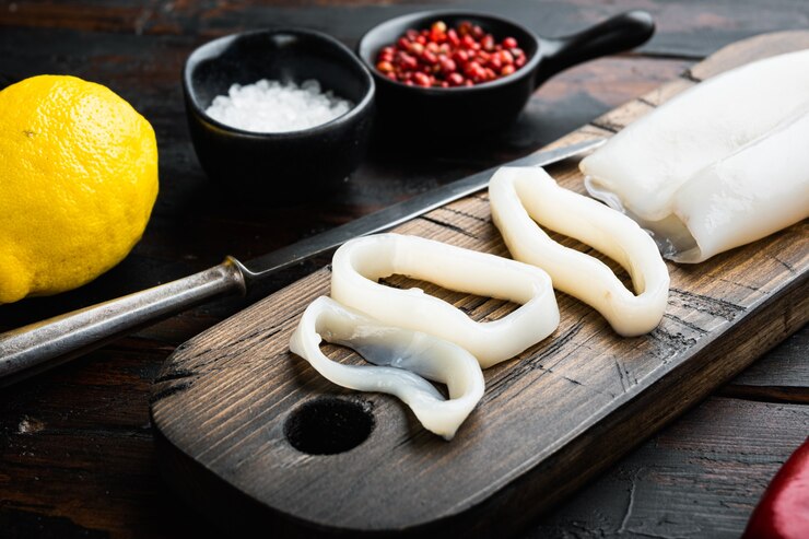 Cắt mực thành từng khoanh tròn