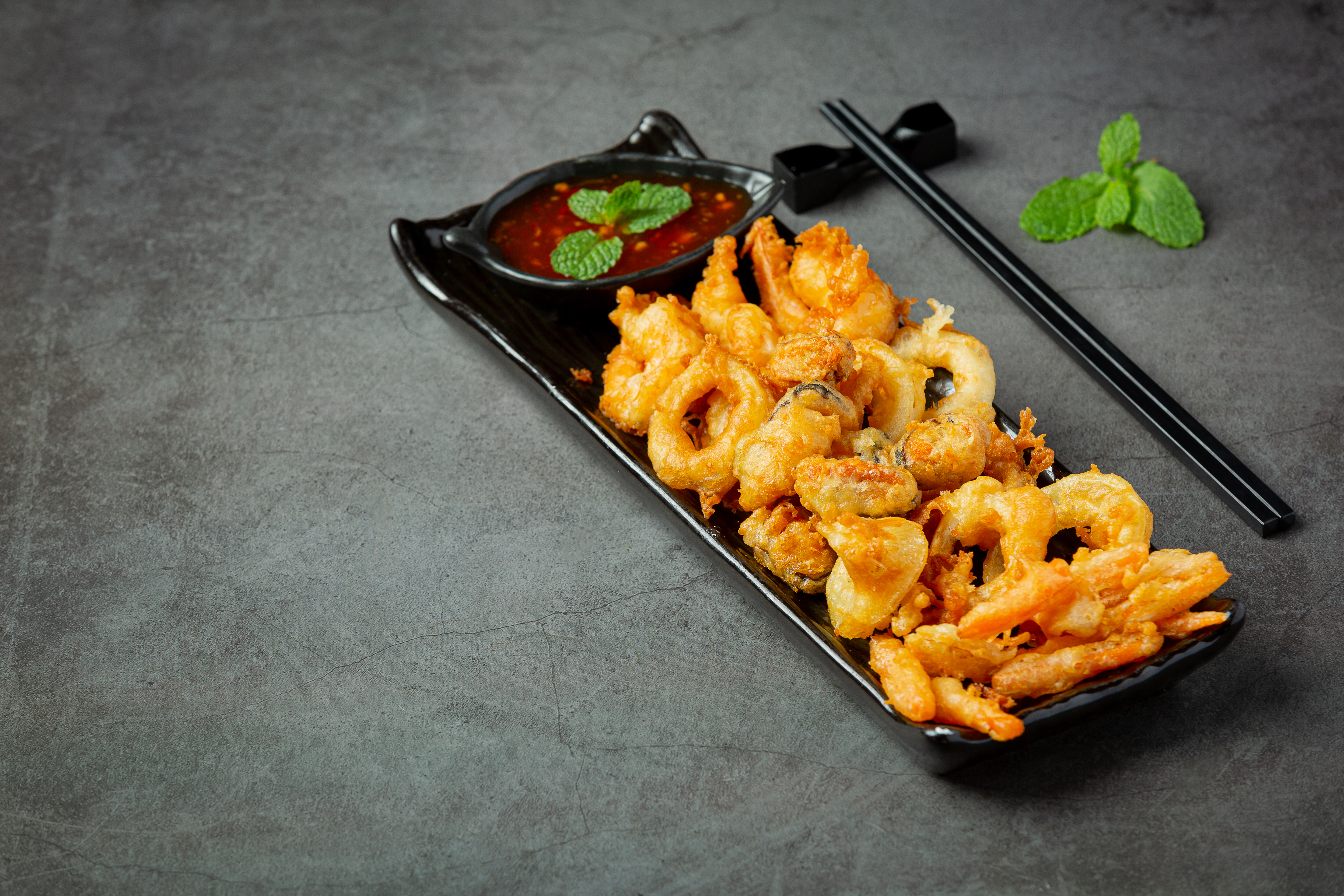 Chấm mực chiên xù với tương ớt
