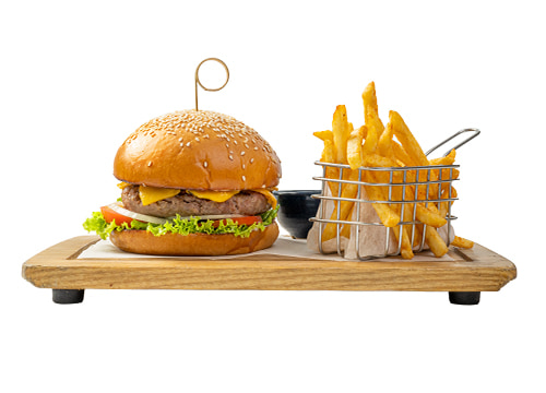 Cheese Burger với thịt bò Úc xay nướng, phô mai Cheddar và khoai tây chiên sợi, phù hợp mang theo khi đi picnic.