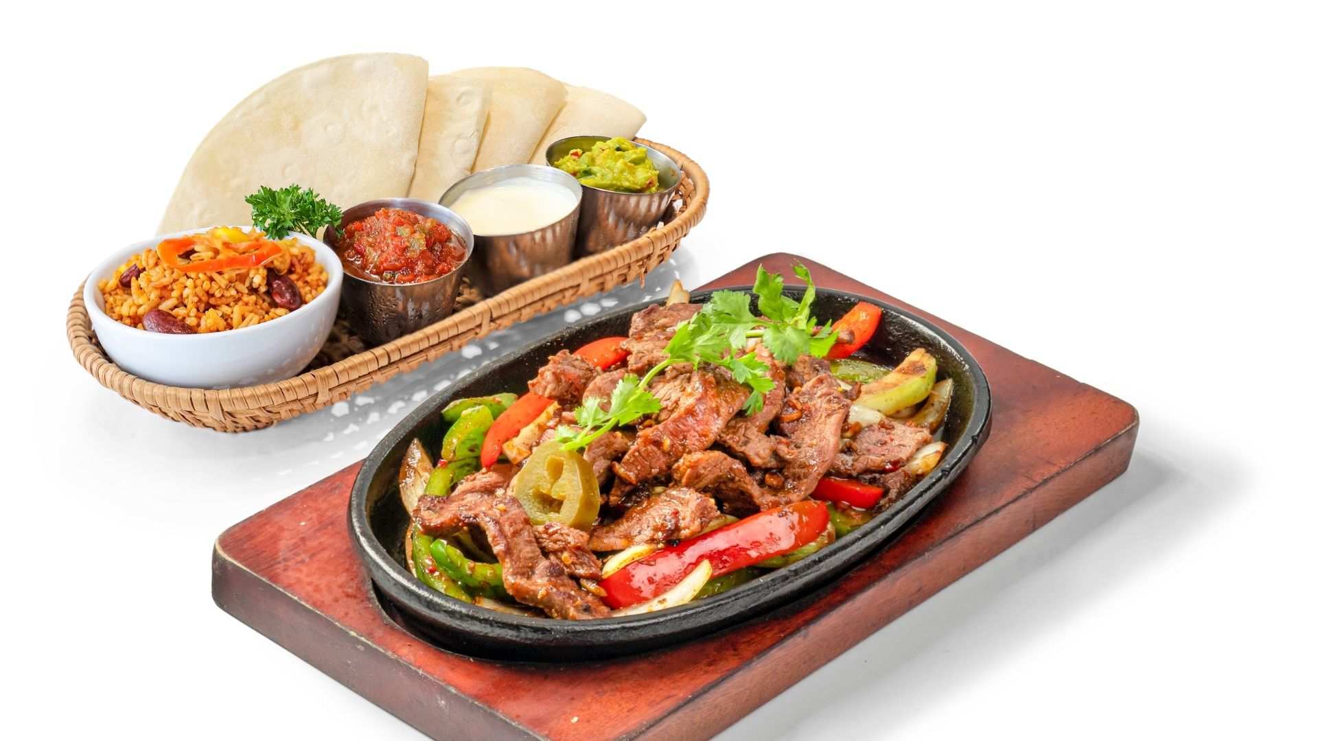 Chicken Fajitas mang đến sự kết hợp hài hòa giữa thịt gà, ớt chuông và hành tây trên đĩa nóng