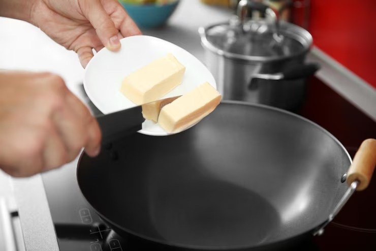 Cho bơ lạt vào chảo