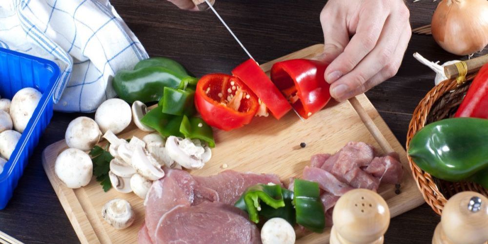 Chuẩn bị nguyên liệu làm thịt xiên nướng rau củ 