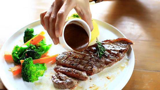 Chuẩn bị nguyên liệu để làm xốt tiêu đen