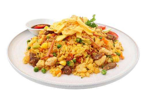 Combination Fried Rice với thịt bò, thịt gà, tôm, jămbông và rau củ, phù hợp cho bữa picnic cần món ăn no lâu
