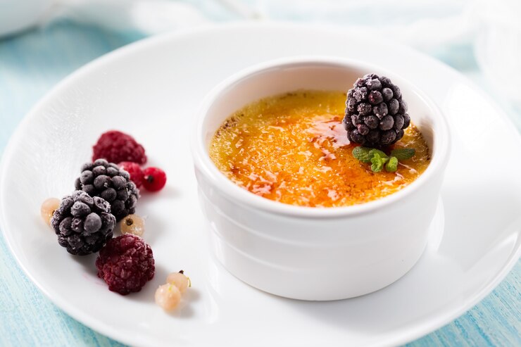 Crème Brûlée là món tráng miệng với lớp đường giòn trên mặt bánh