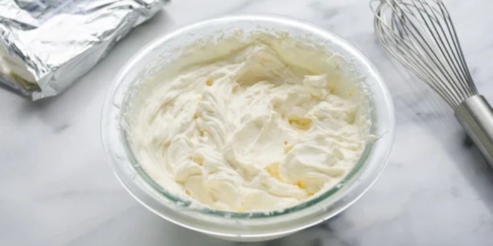 de cream cheese mem 20-30 phut truoc khi danh