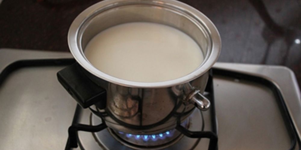 nấu kem sữa ở lửa nhỏ để giữ độ mịn