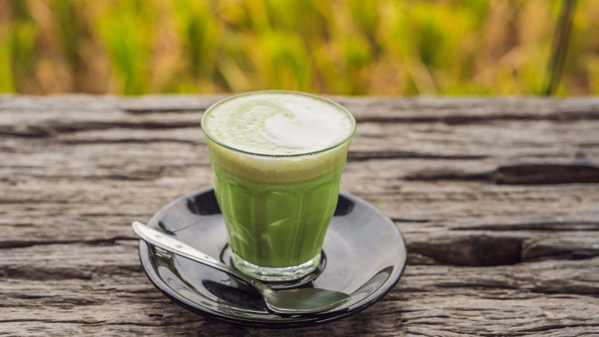 Ly Earl Grey Matcha Latte với màu xanh ngọc thanh lịch