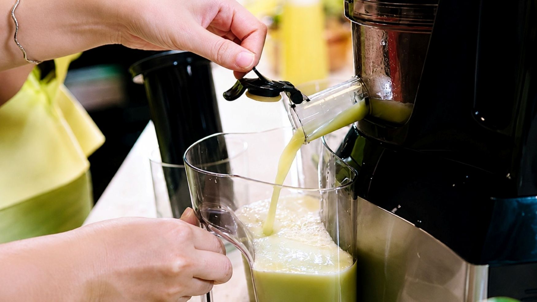 Lấy nước ép ổi bằng máy ép trái cây