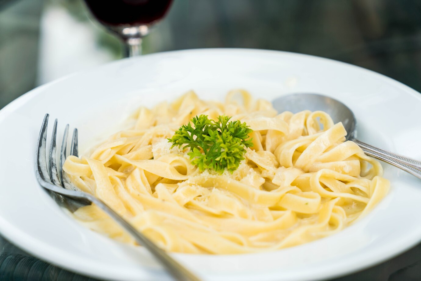 Fettuccine là loại pasta có hình dẹt