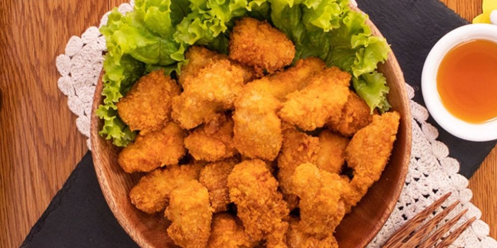 Gà viên chiên xù giòn tan, ăn kèm xốt chấm