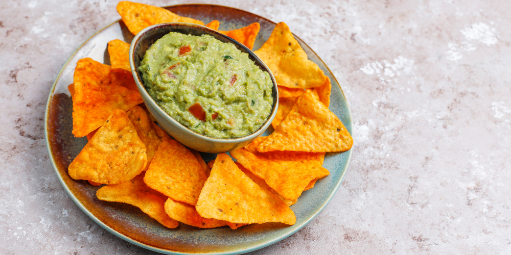 Nachos ăn kèm là cách truyền thống và phổ biến nhất để thưởng thức guacamole