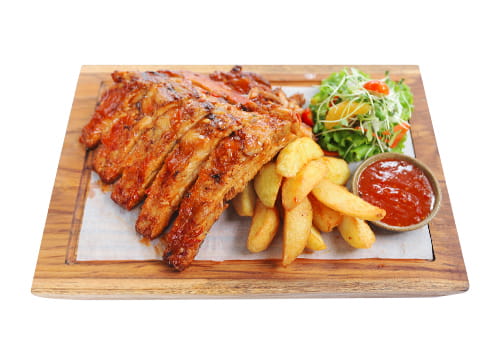 Half Rack Ribs với 5 - 6 dẻ sườn nướng phết xốt BBQ, dùng kèm khoai tây múi chiên
