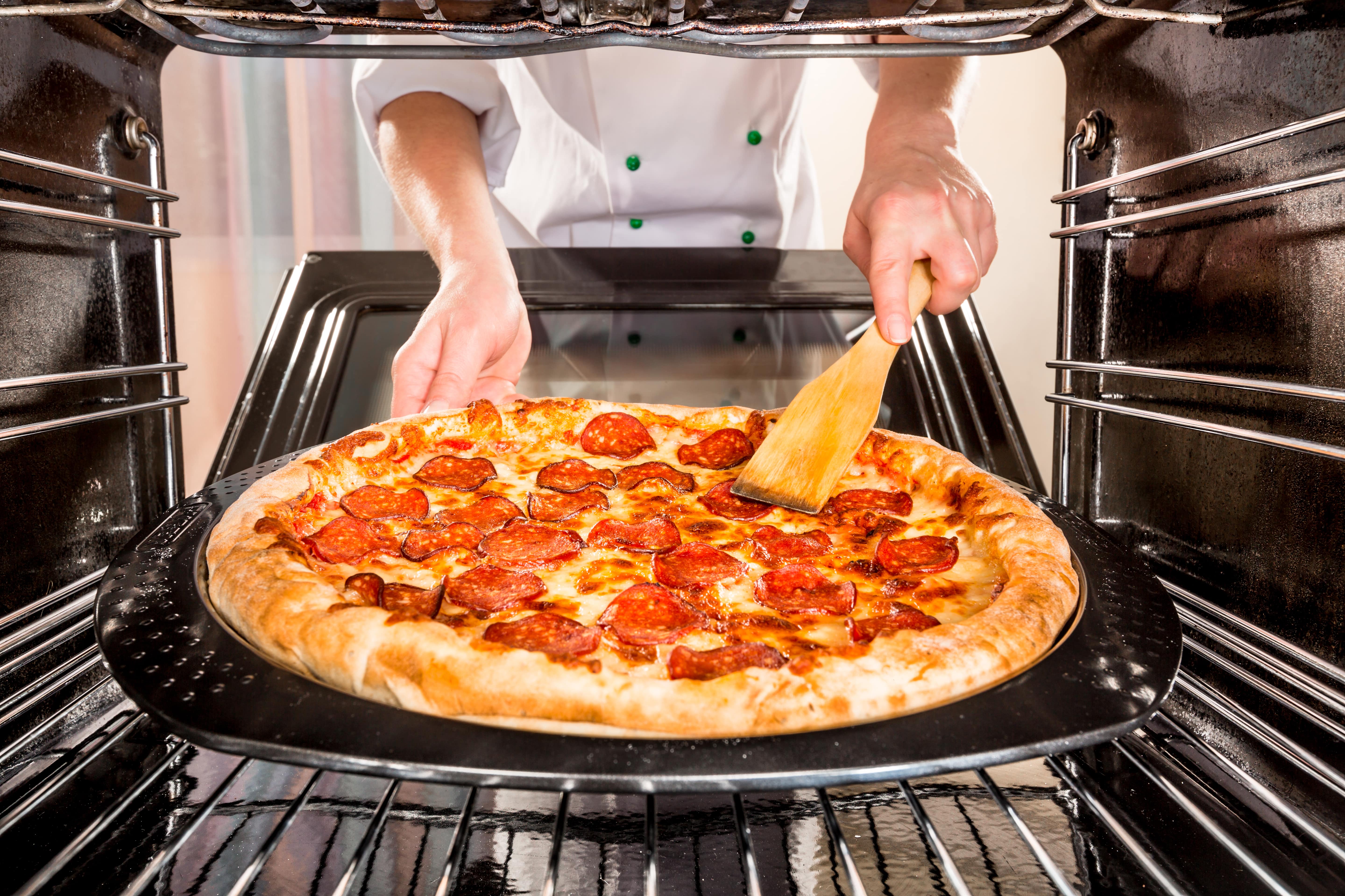 Hâm nóng pizza bằng lò vi sóng