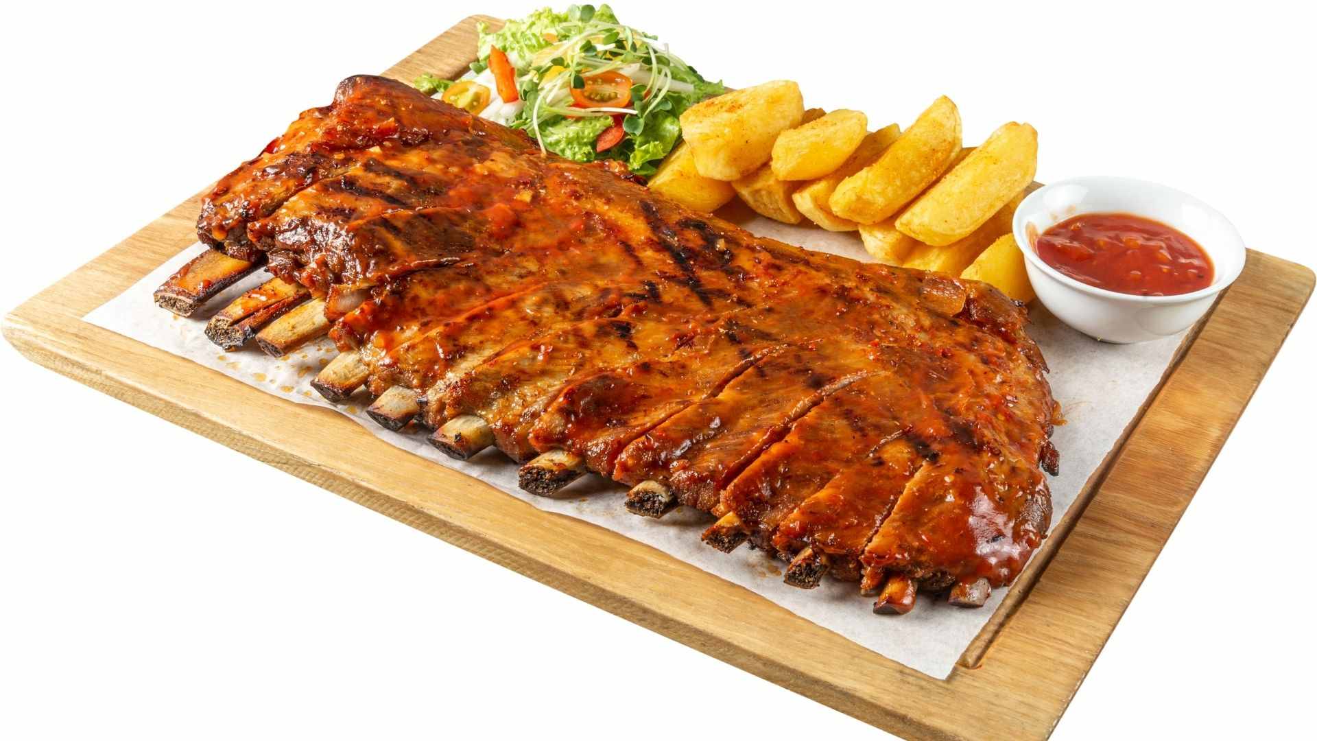 Thưởng thức Jumbo Ribs tại Al Fresco’s với 10–12 dẻ sườn lớn nướng thơm ngon dùng kèm bắp nướng