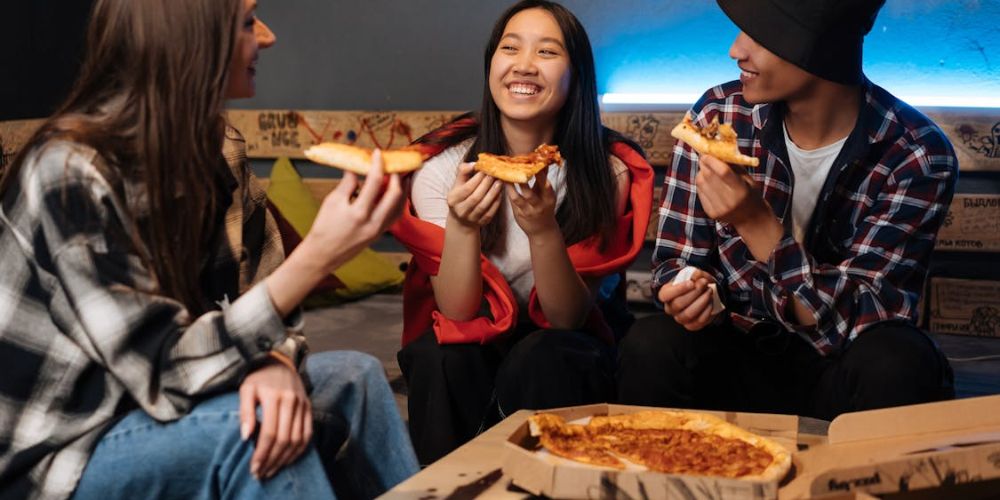 Cùng quây quần bên chiếc pizza nóng hổi