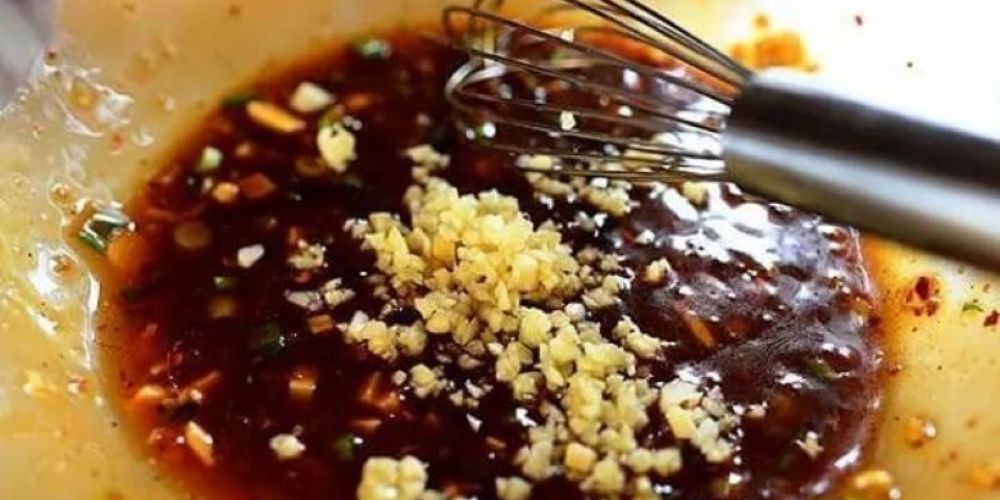 Hoàn thiện món ăn với xốt tỏi mật ong sánh mịn