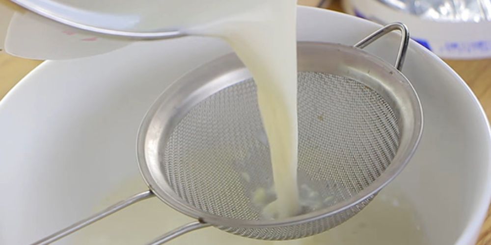 Lọc hỗn hợp kem sữa để làm panna cotta