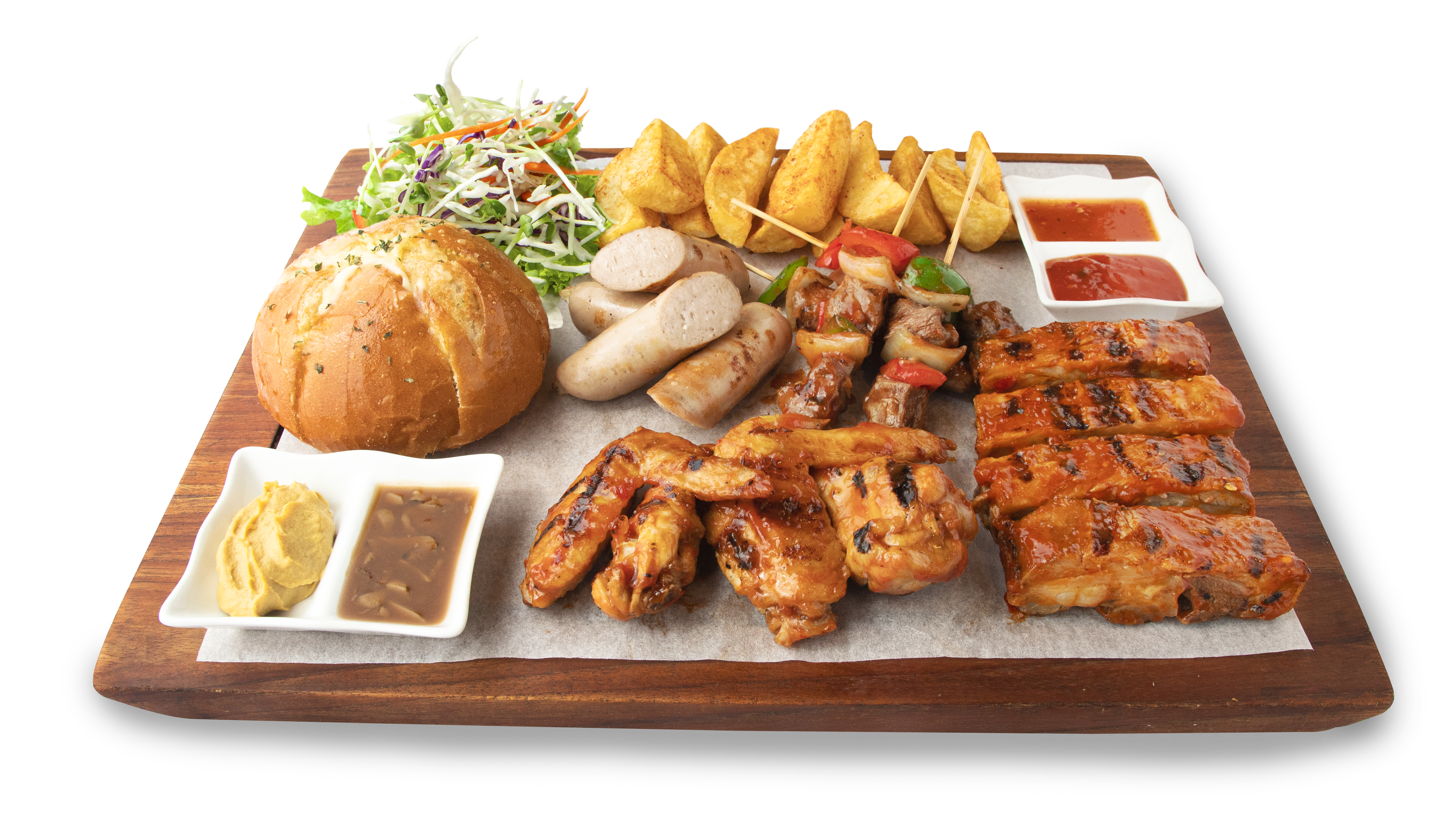 Meat Lovers Platter gồm cánh gà, xúc xích Đức, bò xiên và sườn nướng