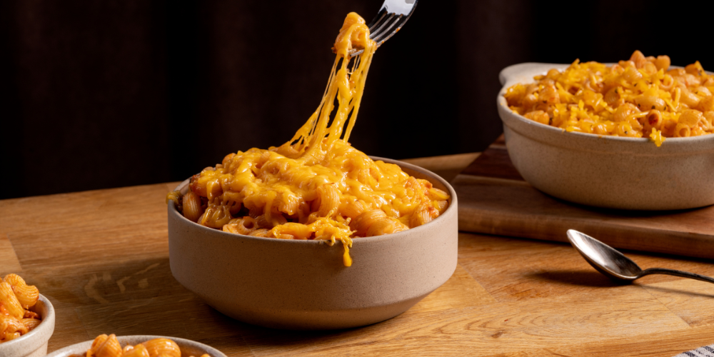 Món mì quốc dân này nổi tiếng nhờ lớp xốt kem sữa hòa cùng Cheddar