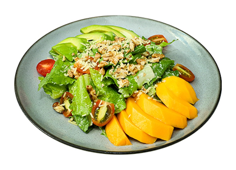 Salad thanh mát với bơ, xoài, hạt óc chó và phô mai Parmesan.