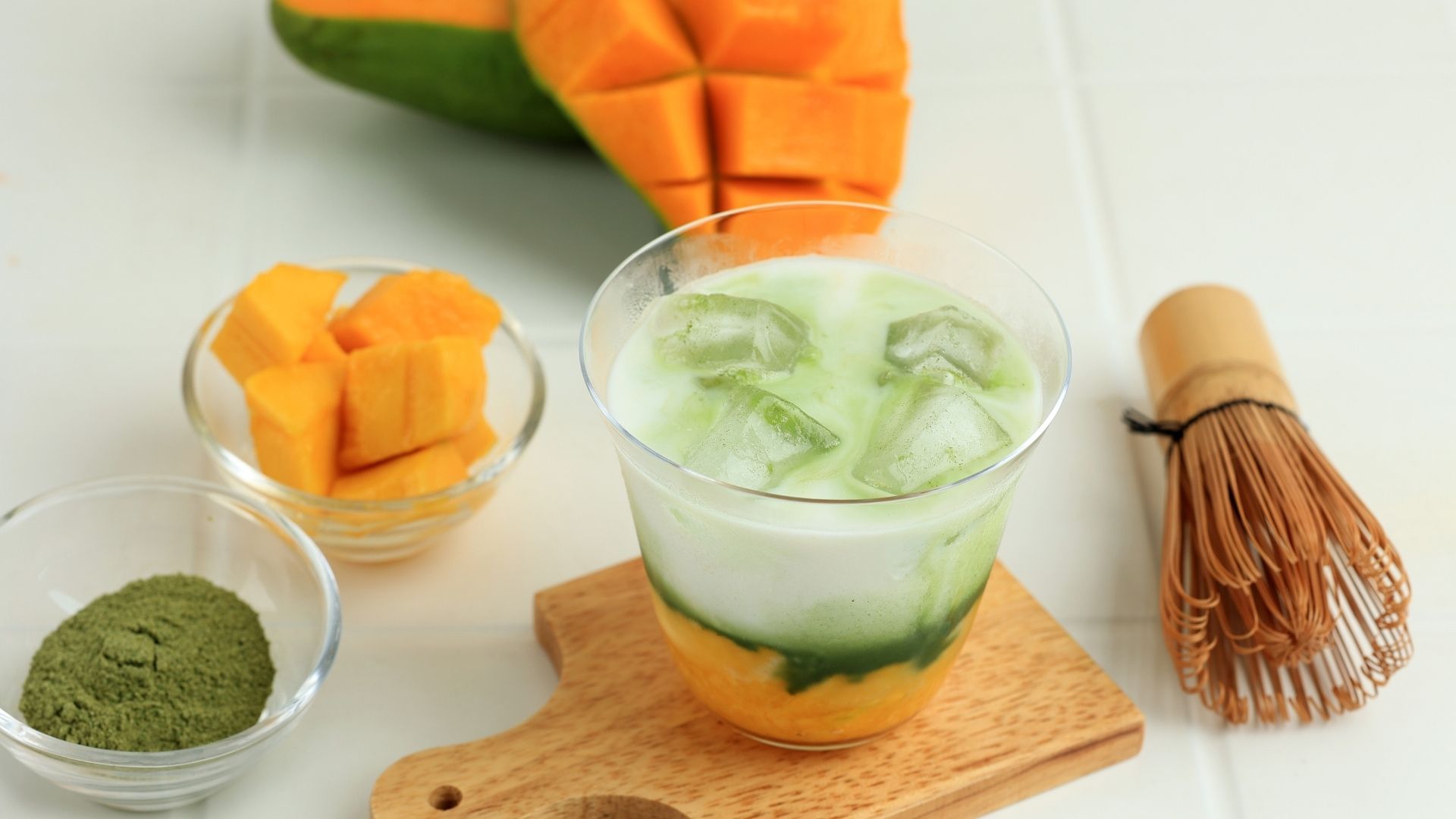 Ly Matcha Latte Xoài với lớp phân tầng vàng – xanh hấp dẫn