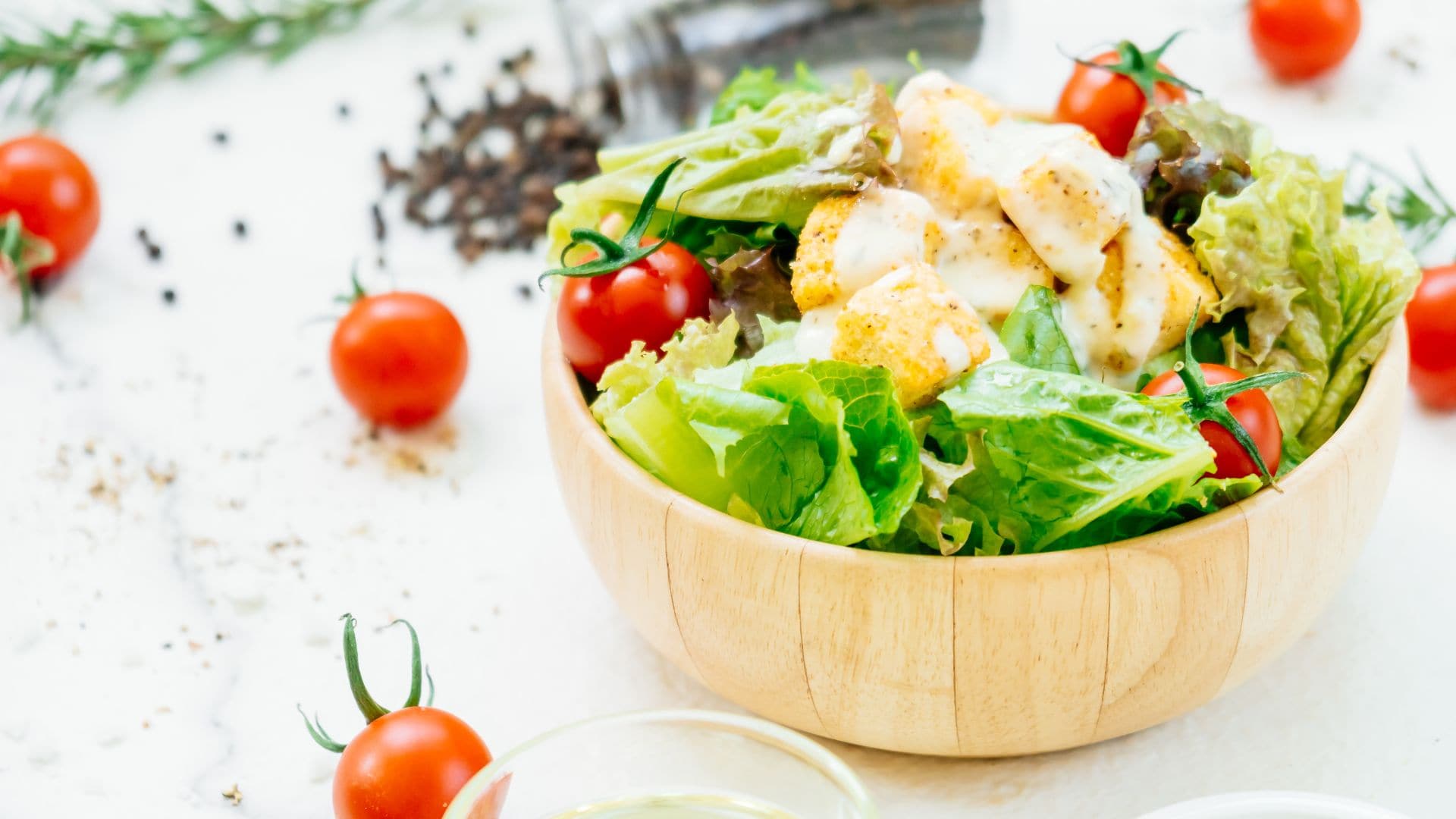 Trộn xốt ngay trước khi ăn giúp salad rau xà lách giữ độ giòn và cân bằng hương vị.