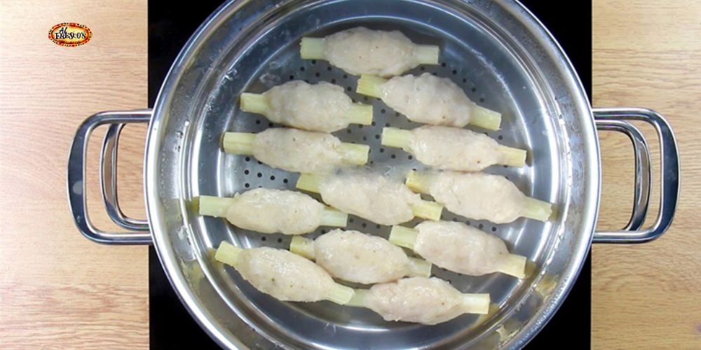 Hấp sơ chạo tôm trước khi chiên để không bị nứt