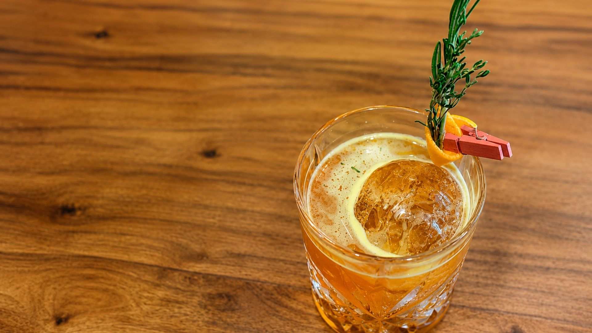 Mocktail thảo mộc với hương thơm tự nhiên, mang đến cảm giác tươi mát và dễ chịu