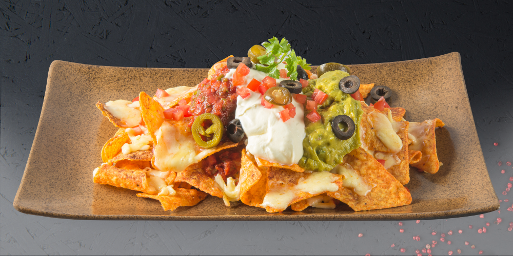 Những miếng tortilla chips giòn rụm, phủ đầy Cheddar tan chảy, ăn kèm salsa