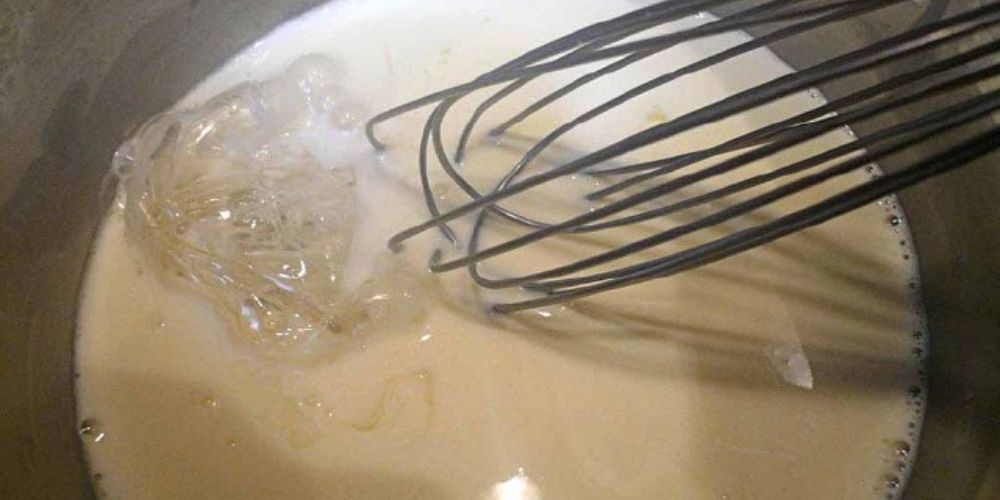Nấu sữa cùng đường và gelatin