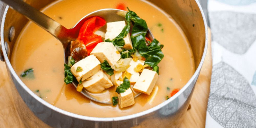 Nêm gia vị và hoàn thiện nước súp tomyum sánh mịn&nbsp;