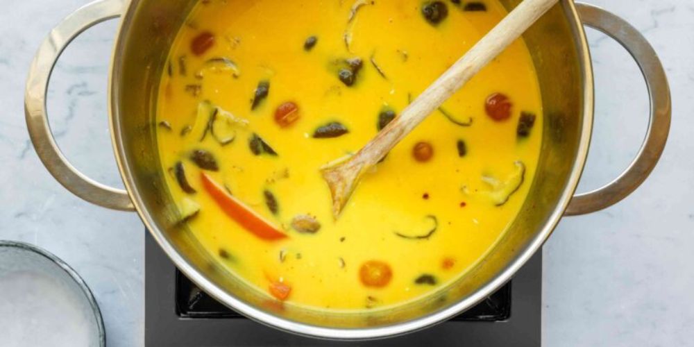 Nấu nước dùng Tom Yum đậm đà tại nhà