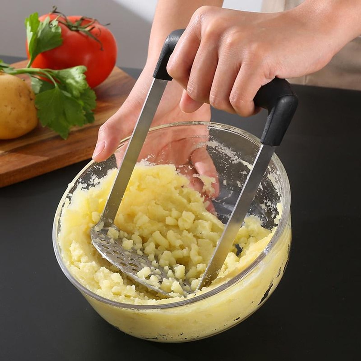Nghiền khoai tây bằng dụng cụ