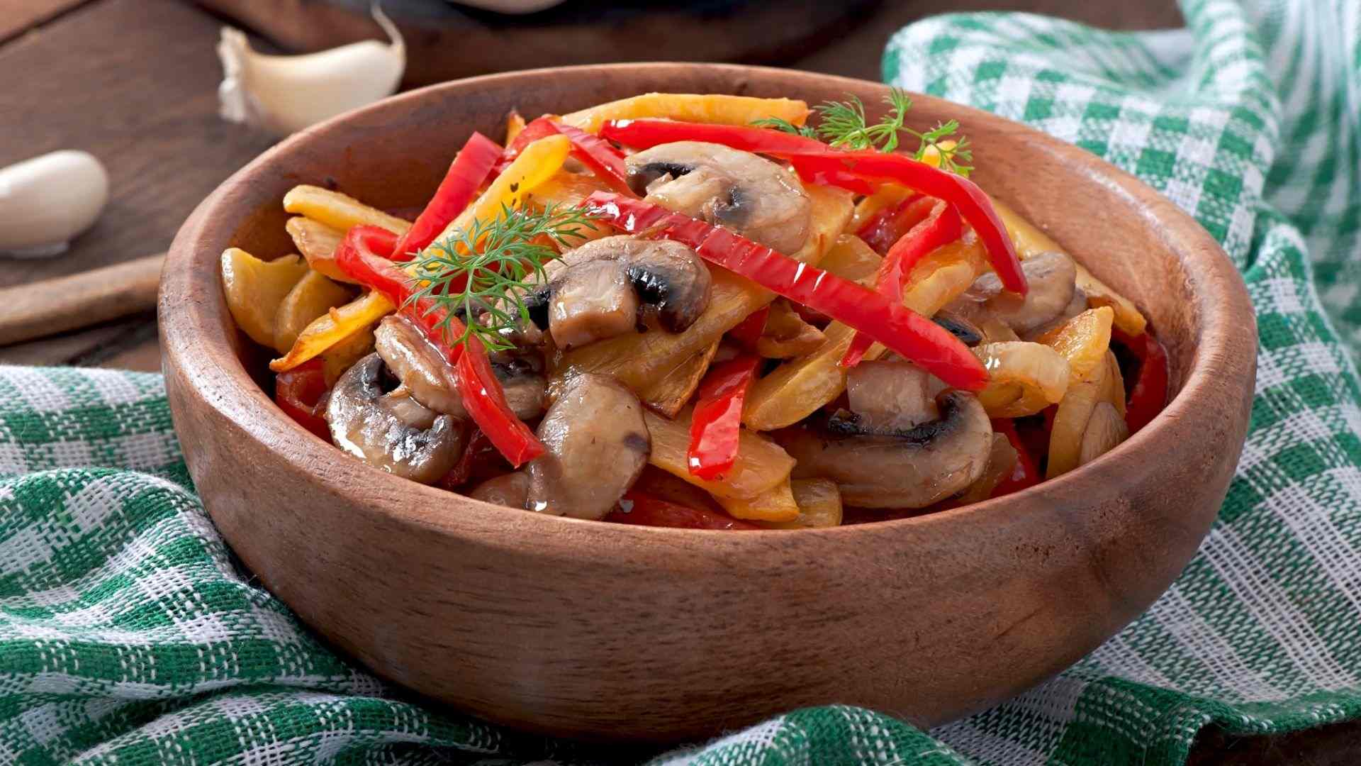 Món ớt chuông xào nấm đơn giản, nhiều màu sắc và đậm vị rau củ
