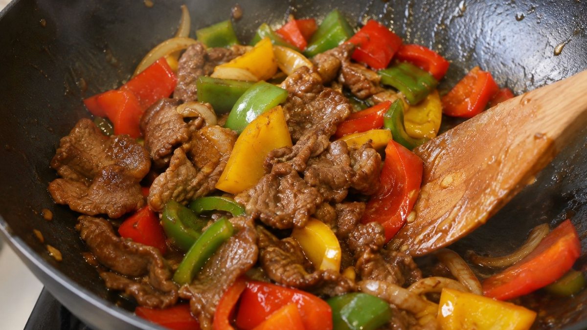 Thịt bò mềm đậm đà, hòa quyện cùng ớt chuông giòn ngọt